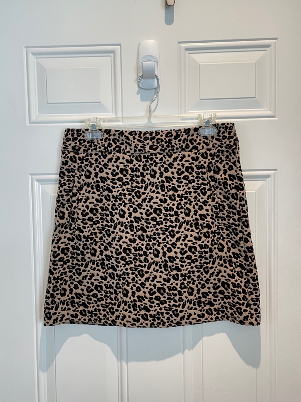LOFT Leopard Print Mid to High Rise Beige Tan Black Fitted Mini Skirt Size 6